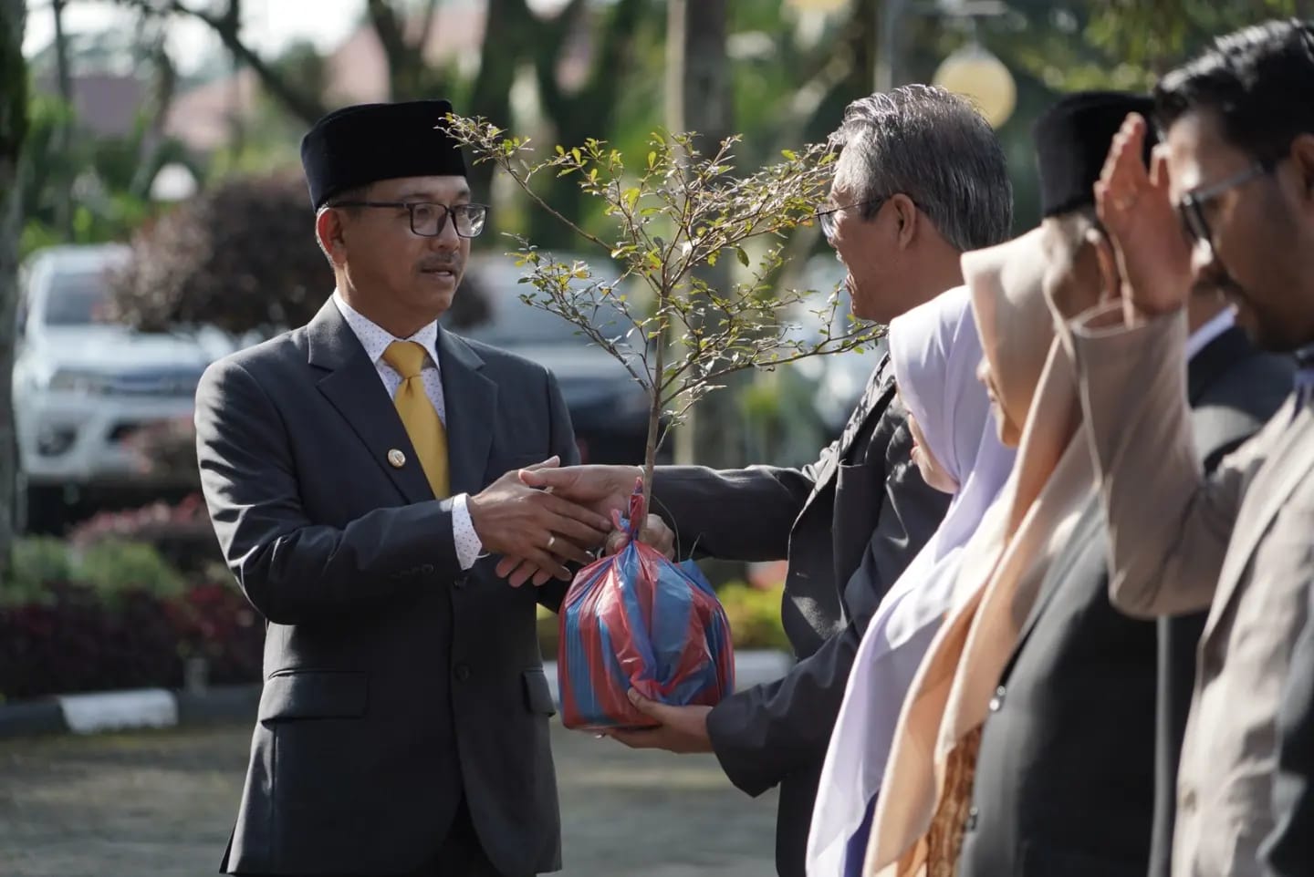 Selepas pimpin upacara Peringati Hari Lingkungan Hidup Sedunia, Bupati Solok Selatan H. Khairunus serahkan bibit tanaman kepada perwakilan masyarakat